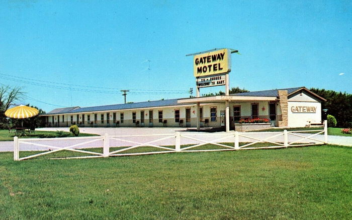 Gateway Motel - Vintage Post Card